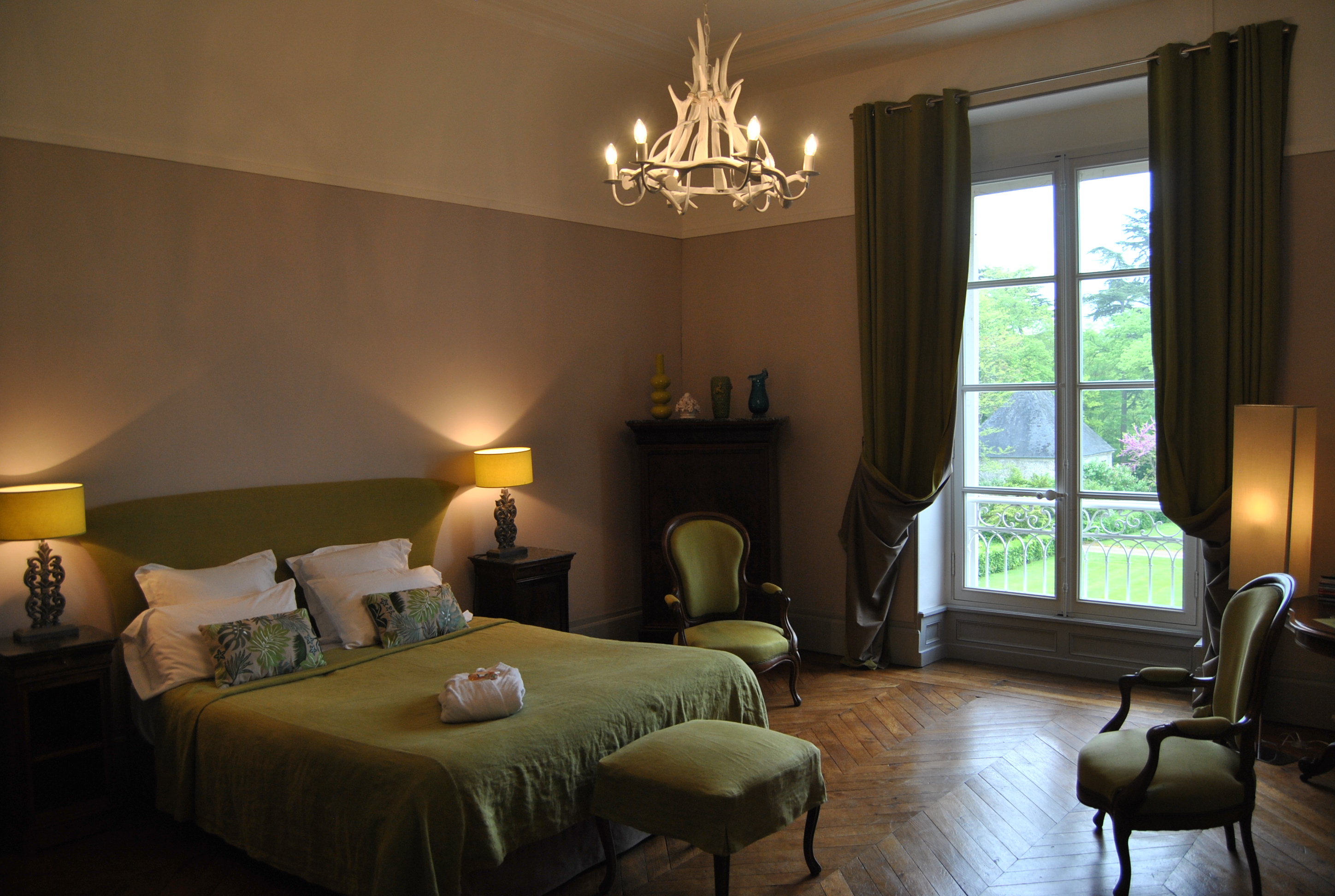 Chambre d'hotes chic - Château La Touanne - Chambres confortables dans ...